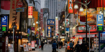 Ulice Tokyo nocą, site:Freepik