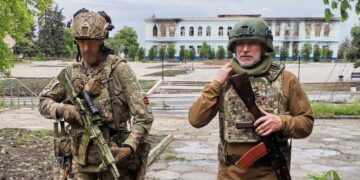 Jan Sławian Pietrowski (po lewej) w obwodzie Charkowskim w 2022 roku. fot. Aleksei Zurawlew