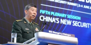Chiński minister obrony narodowej generał Li Shangfu przemawia na temat "Nowych chińskich inicjatyw w zakresie bezpieczeństwa" podczas IISS Shangri-La Dialogue 2023, 4 czerwca 2023 roku, aut. The International Institute for Strategic Studies z Flickr