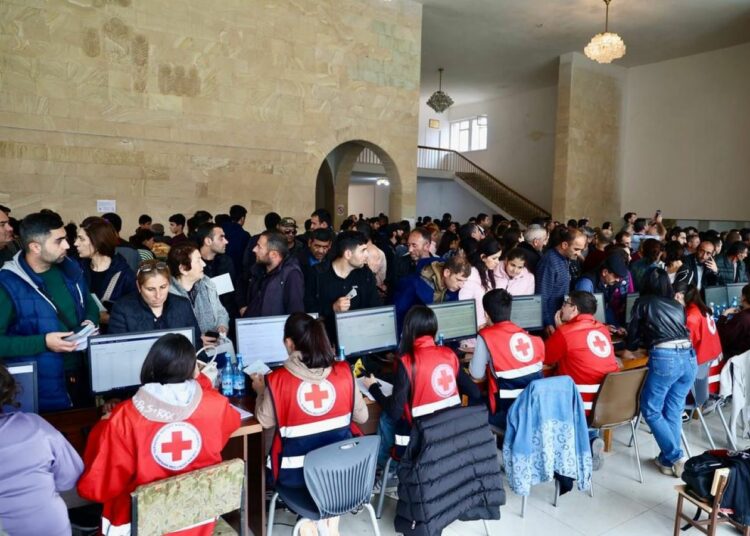 Wolontariusze zapewniają wsparcie ormiańskim przesiedleńcom. Sprawdzają dokumentację i rejestrują ich, 26 września 2023 roku, aut. USAID.