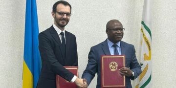 Zdjęcie z ceremonii podpisania umowy kredytowej, w której uczestniczył Jarosław Trwoga, menedżer ds. finansowania handlu w BGK oraz dr. Uzziel Ndagijimana, minister finansów i planowania ekonomicznego Rwandy. (Kigali, 26.10.2023 r.), aut. BGK