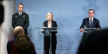 Na zdj od lewej: Markku Hassinena, zastępca Szefa Straży Granicznej RADM, minister spraw wewnętrznych Mari Rantanen i premier Petteri Orpo konferencja prasowa z 22 listopada 2023 roku, aut. Stina Virkamäki, Kancelaria Prezesa Rady Ministrów