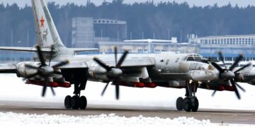 Bombowiec Tu-95M z pociskami Ch-101 fot. wikimedia