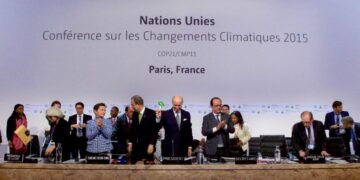 Francuski minister spraw zagranicznych Laurent Fabius - przewodniczący konferencji klimatycznej COP21 - uderza młotkiem 12 grudnia 2015 roku, po tym jak przedstawiciele 196 krajów zatwierdzili szeroko zakrojone porozumienie środowiskowe podczas wielonarodowego spotkania na lotnisku LeBourget w Paryżu we Francji. Zdjęcie: Departament Stanu