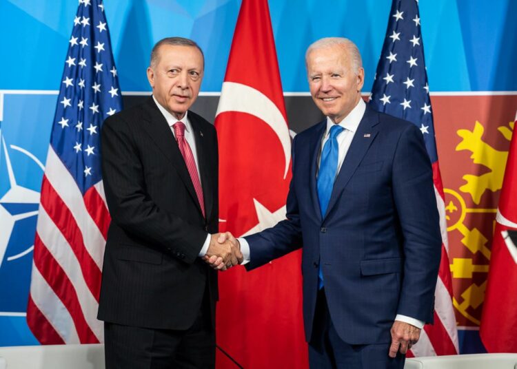 Prezydent Joe Biden bierze udział w dwustronnym spotkaniu z prezydentem Turcji Recepem Tayyipem Erdoganem podczas szczytu NATO w środę 29 czerwca 2022 roku w IFEMA Madrid w Madrycie, aut. Adam Schultz