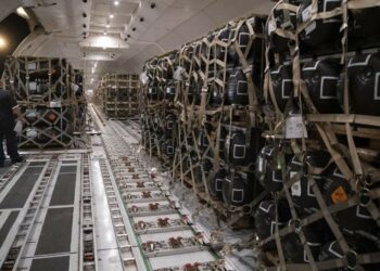 Samolot wyładowany pociskami do wyrzutni ppanc Javelin dla Ukrainy. fot, US Army