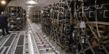 Samolot wyładowany pociskami do wyrzutni ppanc Javelin dla Ukrainy. fot, US Army