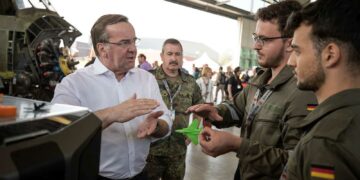 Niemiecki minister obrony Boris Pistorius (z lewej) podczas Dnia Bundeswehry w 2023 roku w Bückeburgu, aut: bmvg.de