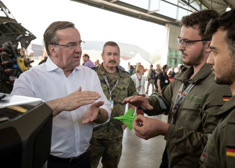 Niemiecki minister obrony Boris Pistorius (z lewej) podczas Dnia Bundeswehry w 2023 roku w Bückeburgu, aut: bmvg.de