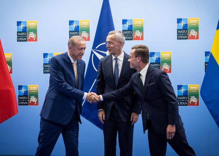 Sekretarz generalny NATO Jens Stoltenberg, prezydent Turcji Recep Tayyip Erdoğan i premier Szwecji Ulf Kristersson, 10 lipca 2023 roku, aut. NATO