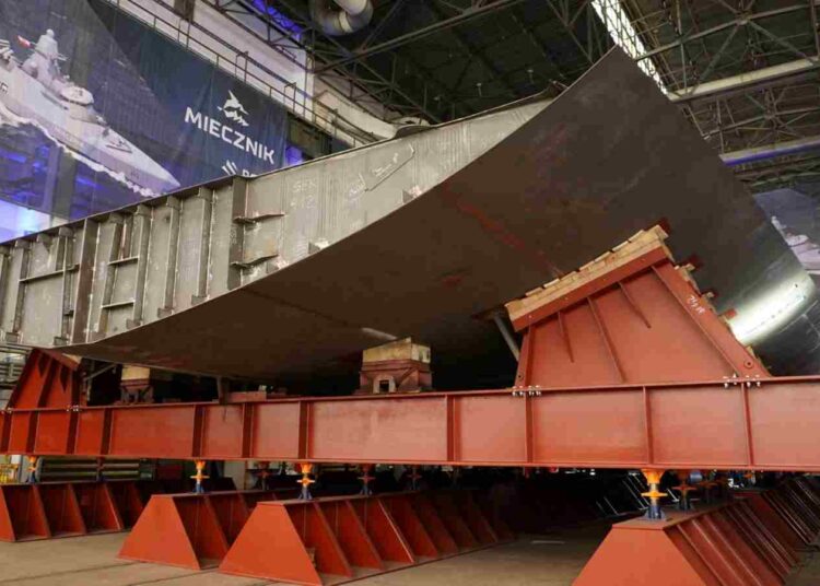 Położenie stępki pod pierwszy z trzech okrętów Miecznik, aut. PGZ