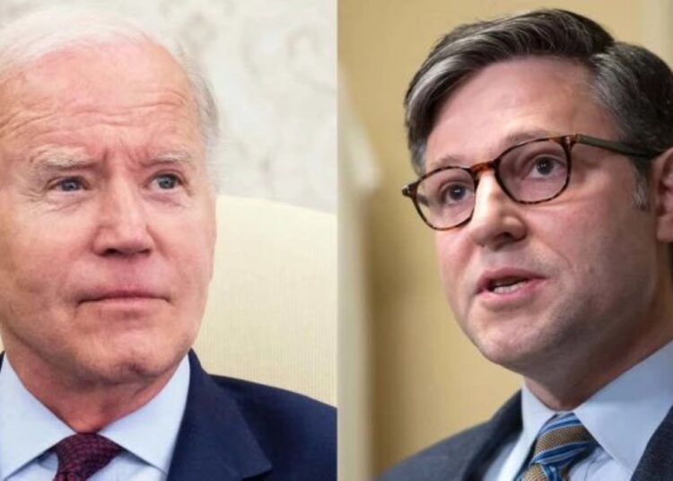 Prezydent USA Joe Biden (z lewej) i spiker Izby Reprezentantów Mike Johnson (z prawej), aut. @ProudElephantUS z platformy X