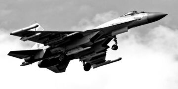 Su-35 z profilu Fighterbomber