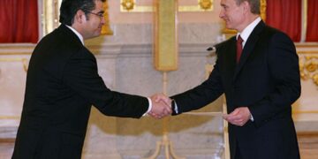 Chávez Závala prezentujący swoje listy uwierzytelniające prezydentowi Rosji Władimirowi Putinowi 11 grudnia 2007 roku na moskiewskim Kremlu, źródło: Wikipedia