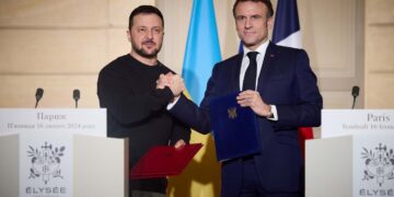 Prezydent Ukrainy Wołodymyr Zełenski (z lewej) i prezydent Francji Emmanuel Macron (z prawej) podczas podpisania porozumienia o bezpieczeństwie, 16 lutego 2024 roku, aut. @ZelenskyyUa z platformy X