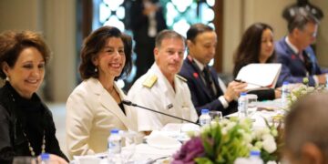 Sekretarz handlu USA Gina Raimondo (druga od lewej) podczas wizyty na Filipinach, aut. @SecRaimondo z platformy X.