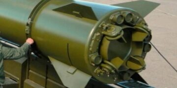 Tylna część pocisku Iskander-M z widocznymi wyrzutniami celów pozornych