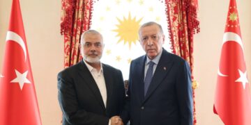 Prezydent Turcji Recep Tayyip Erdoğan (z prawej) i szef Biura Politycznego Hamasu Ismail Haniyeh (z lewej), 20 kwietnia 2024 roku, aut. tccb.gov.tr/en