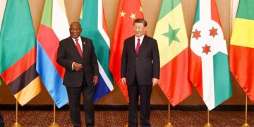 Prezydent Cyril Ramaphosa i prezydent Xi Jinping współprzewodniczą Okrągłemu Stołowi Przywódców Chiny-Afryka na zakończenie 15. szczytu BRICS w Johannesburgu, 24 sierpnia 2023 roku, aut: GCIS z Flickr