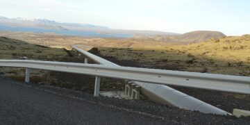 Rurociąg z elektrowni geotermalnej Nesjavellir do Reykjaviku, źródło: Wikimediacommons