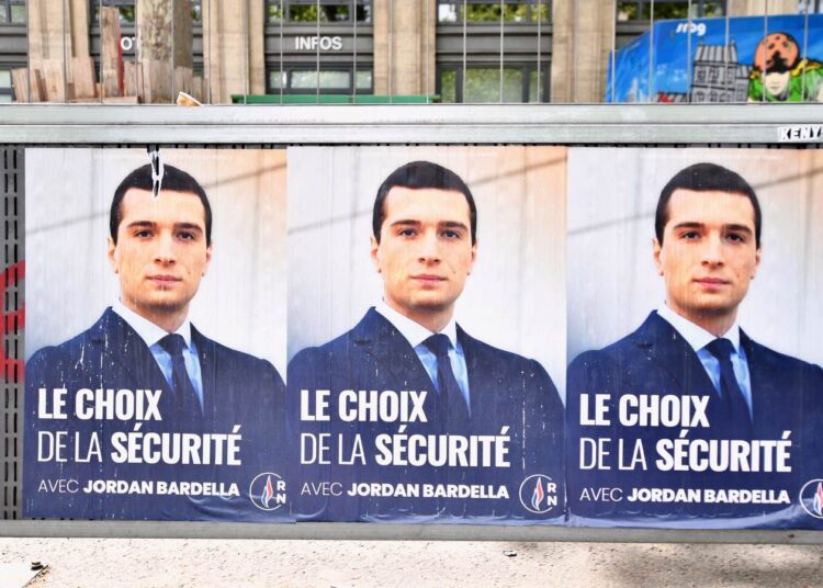 Obecny prezes Zjednoczenia Narodowego Jordan Bardella na plakatach wyborczych z 2021 roku, aut. SYBARTS z Flickr