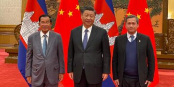 Przewodniczący Senatu Kambodży Hun Sen (z lewej), prezydent Chin Xi Jinping (w środku) i premier Kambodży Hun Manet (z prawej), aut. Prachatai z Flickr