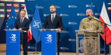 Minister MON Władysław Kosiniak-Kamysz (w środku), aut. @MON_GOV_PL