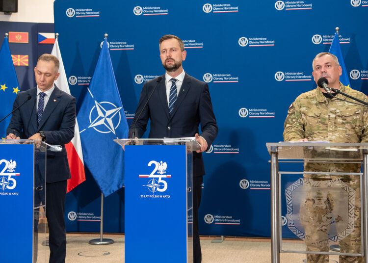 Minister MON Władysław Kosiniak-Kamysz (w środku), aut. @MON_GOV_PL