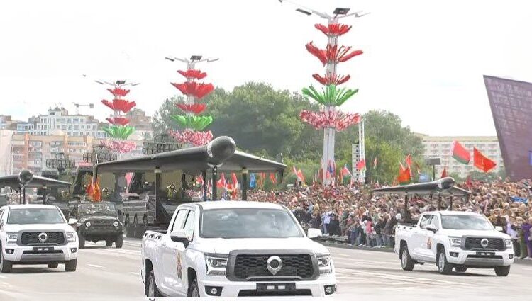 Gierań-2 w barwach białoruskich na paradzie w Mińksku fot. Biełarus 1