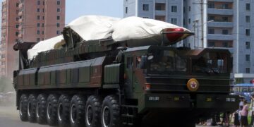 Rakieta Hwasong-13 na platformie fot. Stefan Krasowski/Wikimedia