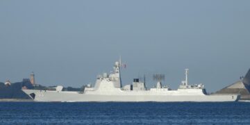 Niszczyciel rakietowy Jiaozuo fot. Under Broen Kurt Pedersen