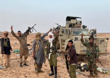 Touaregowie na tle zniszczonego wozu najemników Wagnera