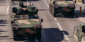 KTO Rosomak z wieżą ZSSW30 na defiladzie 15.08.2023 fot. sierż Aleksander Perz/ZOOM