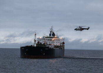 Helikopter Fińskiej Straży Granicznej podczas operacji przenoszenia Eagle S z Zatoki Fińskiej w pobliże portu Kilpilahti. 
Fot: PAP/EPA.