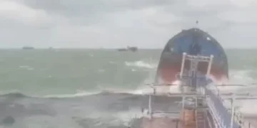 W sieci pojawił się film z sytuacji na Morzu Czarnym. Widać na nim jeden z tonących rosyjskich tankowców Wołgonieft 212 / Fot: X