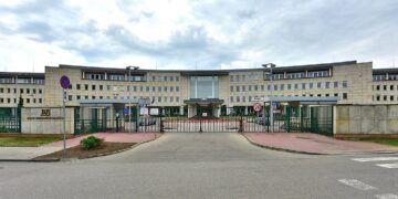 Centrala ZUS w Warszawie. ZUS sprawdzi zasadność wniosków o wakacje składkowe dla przedsiębiorców. Fot.: Wikimedia CC