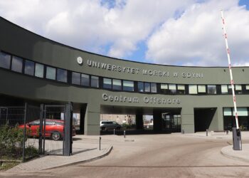 Na zdjęciu Uniwersytet Morski w Gdyni, który razem z Politechniką Szczecińską ma otrzymać nowe statki badawcze. PAN również zabiega o uzyskanie środków, gdyż obecnie ma do dyspozycji czterdziestoletnią Oceanie. Fot.: Wikimedia CC