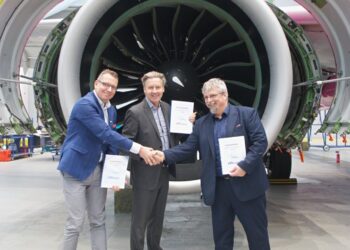 Od lewej: Dariusz Maruszczyk z zarządu LS Technics, Tadeusz Stachera z zarządu LS Technics i Tomasz Kloskowski prezes Portu Lotniczego im. Lecha Wałęsy w Gdańsku. Podpisali umowę dotyczącą budowy nowego hangaru serwisowego. Fot.: Kamil Cisoń / PLG