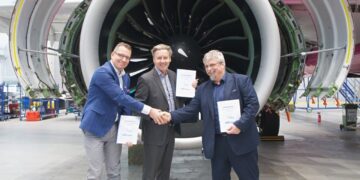 Od lewej: Dariusz Maruszczyk z zarządu LS Technics, Tadeusz Stachera z zarządu LS Technics i Tomasz Kloskowski prezes Portu Lotniczego im. Lecha Wałęsy w Gdańsku. Podpisali umowę dotyczącą budowy nowego hangaru serwisowego. Fot.: Kamil Cisoń / PLG