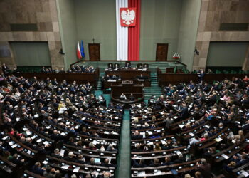 Posłowie na sali plenarnej Sejmu, 17.10.2025 roku. Przegłosowano podwyżkę stawki podatku dochodowego od banków. Fot.: PAP / Radek Pietruszka