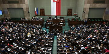 Posłowie na sali plenarnej Sejmu, 17.10.2025 roku. Przegłosowano podwyżkę stawki podatku dochodowego od banków. Fot.: PAP / Radek Pietruszka