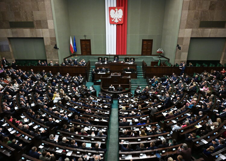 Posłowie na sali plenarnej Sejmu, 17.10.2025 roku. Przegłosowano podwyżkę stawki podatku dochodowego od banków. Fot.: PAP / Radek Pietruszka