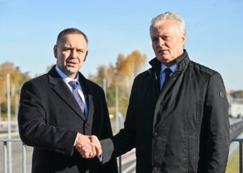 Prezydent RP Karol Nawrocki (L) oraz prezydent Republiki Litewskiej Gitanas Nauseda (P) podczas uroczystości otwarcia odcinka autostrady Via Baltica przy polsko-litewskim przejściu granicznym Budzisko-Kalvarija. Fot.: PAP / Valdemar Doveiko