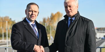 Prezydent RP Karol Nawrocki (L) oraz prezydent Republiki Litewskiej Gitanas Nauseda (P) podczas uroczystości otwarcia odcinka autostrady Via Baltica przy polsko-litewskim przejściu granicznym Budzisko-Kalvarija. Fot.: PAP / Valdemar Doveiko