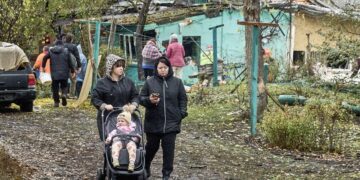 Mieszkańcy w pobliżu miejsca rosyjskiego nalotu na dom w Charkowie. Siły rosyjskie przeprowadziły nocne ataki na miasto, niszcząc m.in. przedszkole i raniąc dzieci. Fot.: PAP / EPA Sergej Kozlov