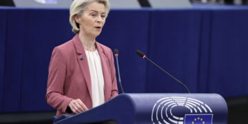 Ursula von der Leyen, przewodnicząca Komisji Europejskiej. UE przyjęła 19. pakiet sankcji zakazujący importu LNG i m.in. zakaz świadczenia usług kryptowalutowych wobec wszystkich Rosjan. Fot.: PAP / EPA / Ronald Wittek